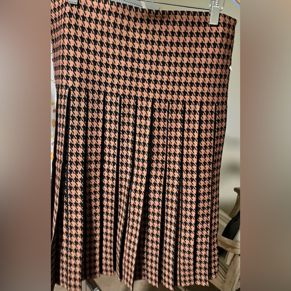 Elegant Pleated Houndstooth 23” Midi Skirt - Black and Brown - Picture 5 of 9